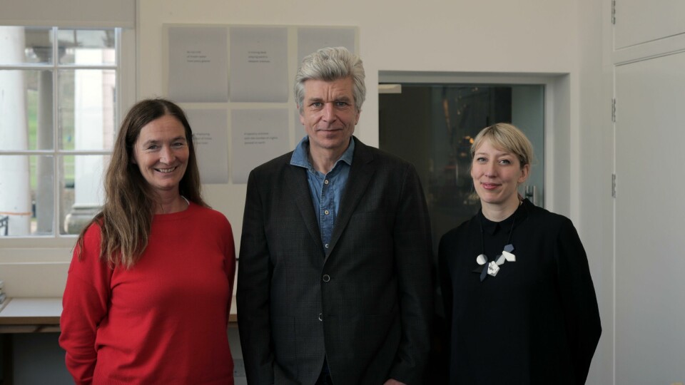Karl Ove Knausgård med prosjektleder Anne Beate Hovind (t.v) fra stiftelsen Future Library og den skotske kunstneren Katie Paterson. Karl Ove Knausgård med prosjektleder Anne Beate Hovind (t.v) fra stiftelsen Future Library og den skotske kunstneren Katie Paterson.