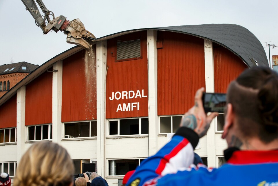 I 2017 ble gamle Jordal amfi revet. Da trodde tilskuerne at en ny hockeystorstue skulle stå klar allerede året etter. OSLO 20170126.
Rivning av gamle Jordal Amfi. Det var en vemodig stemning blant de fremmøte da rivningen av gamle Jordal Amfi idrettsanlegg startet torsdag. Et nytt Jordal Amfi er planlagt å stå klart til sesongstart i 2018.
Foto: Heiko Junge / NTB scanpix