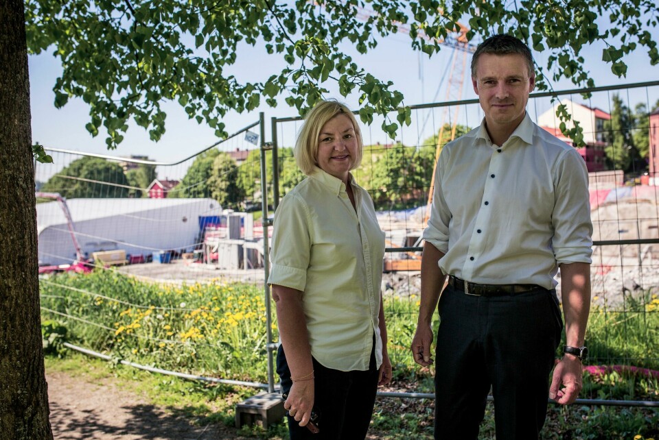 Sjef i Kultur- og idrettsbygg Eli Grimsby, så på Jordal-byggeplassen sammen med tidligere byråd Kjetil Lund (Ap). Byråd Kjetil Lund og direktør i kultur og idrettsbygg Eli Grimsby