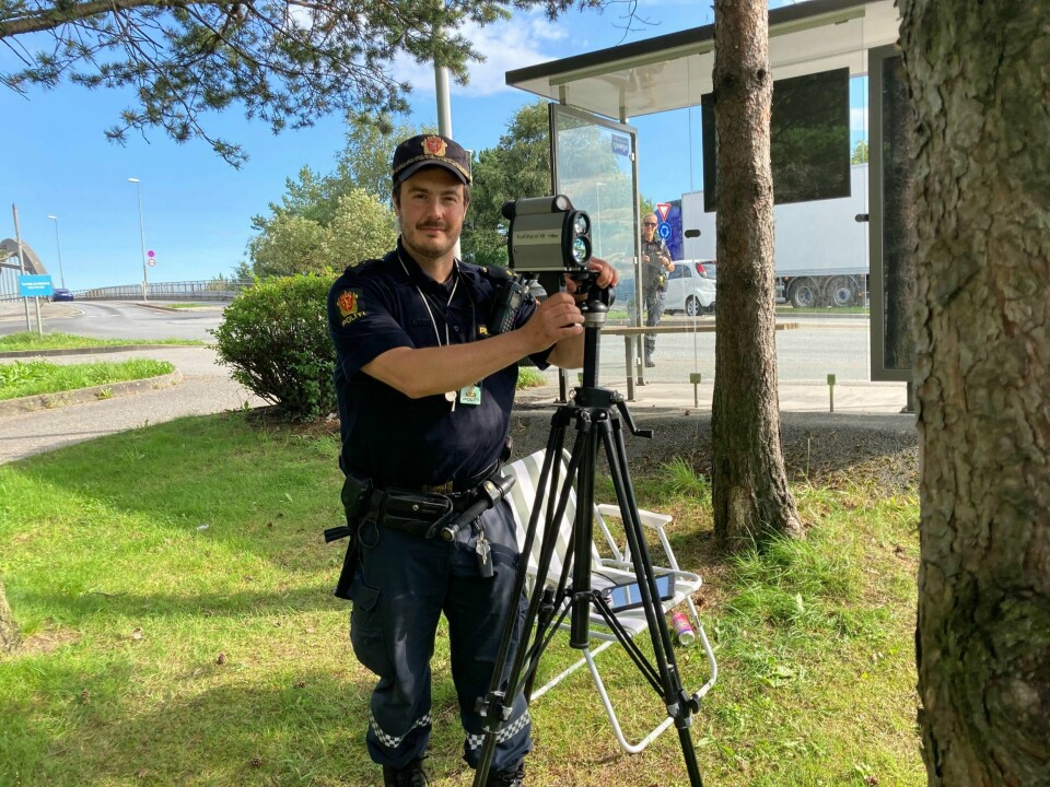Politibetjent Aleksander Naley trygger veiene for skolebarna denne uken. Så langt har politiet hatt fartskontroll ved 17 skoler i distriktet. Foto: Politiet