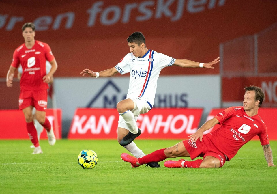 Vålerengas Osame Sahraoui blir taklet av Branns Fredrik Haugen i eliteseriekampen i fotball mellom Brann og Vålerenga på Brann stadion. Kampen endte 1-2, borteseier.