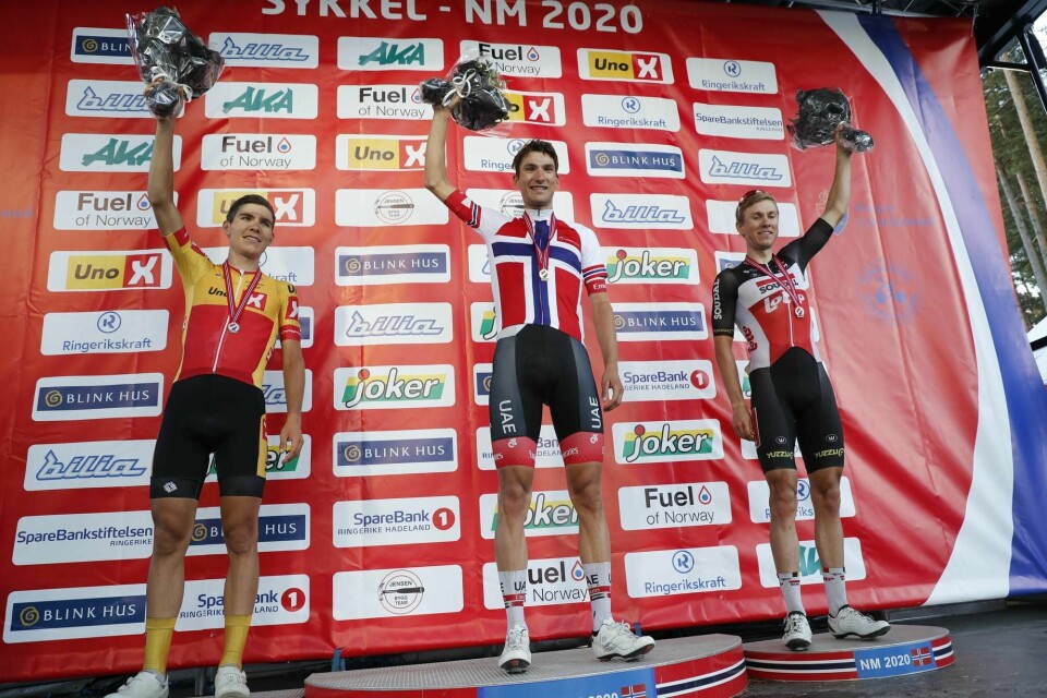 Norgesmester Sven Erik Bystrøm flankert av Jonas Iversby Hvideberg t.v. som kom på andre plass og Carl Fredrik Hagen som kom på tredje under fellesstarten i sykkel-NM søndag. Foto: Geir Olsen / NTB scanpix
