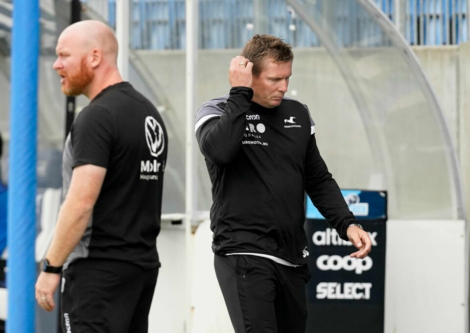 Haugesunds trener Jostein Grindhaug fikk seg en smell i hodet.