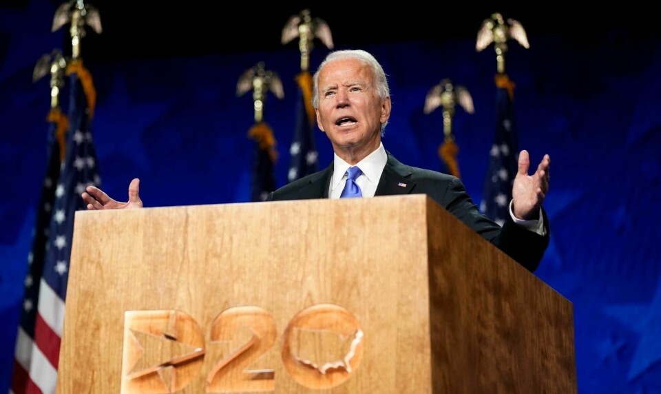 Joe Biden takket formelt ja til å stille som Demokratenes presidentkandidat i høstens valg sent torsdag kveld lokal tid. Han lover å lede USA ut av en vond periode.