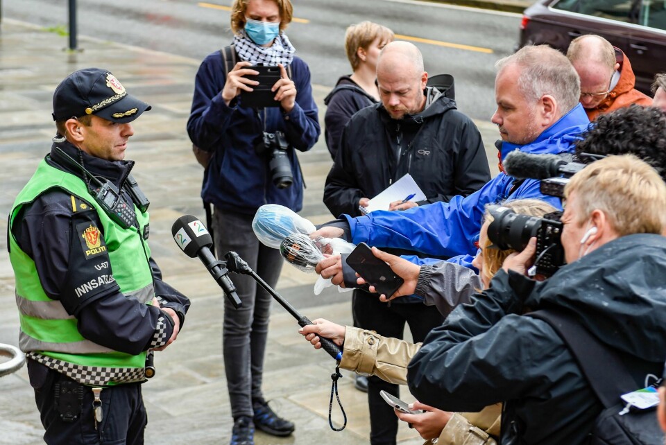 Innsatsleder John Endre Skeie svarer på spørsmål utenfor politihuset i Bergen etter urolighetene som oppsto under Sian-markeringen på Festplassen tidligere på dagen.