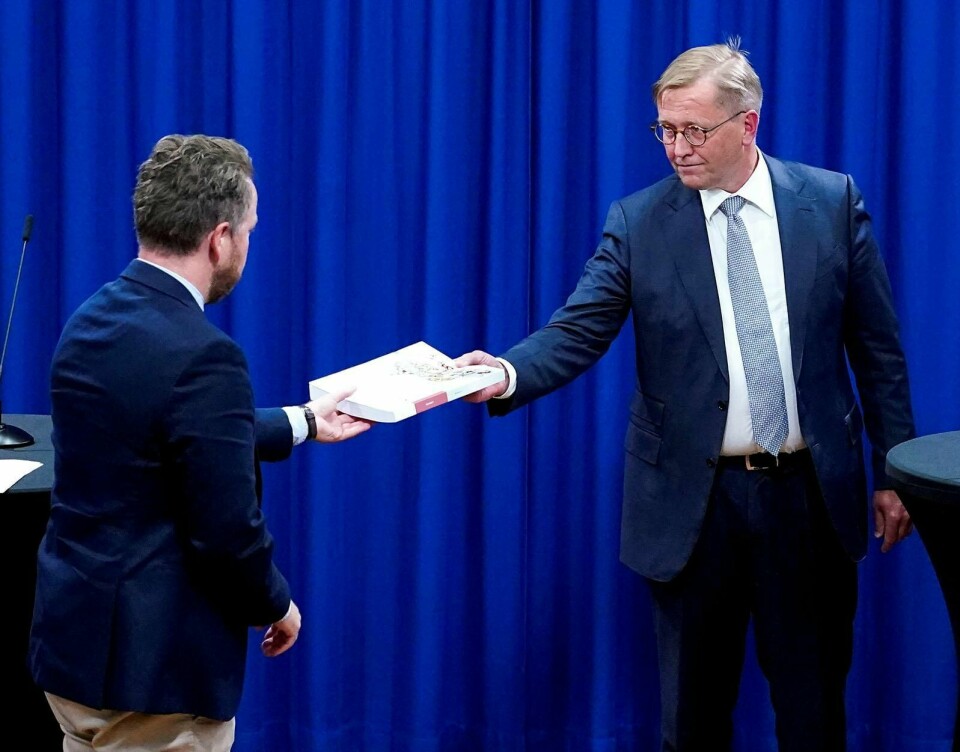 Granskingsutvalgets leder Finn Arnesen (t.h) og arbeids- og sosialminister Torbjørn Røe Isaksen under en pressekonferanse der rapporten etter gransking av Nav-saken ble lagt fram. Foto: Lise Åserud/NTB scanpix
