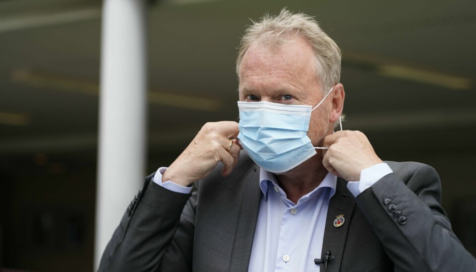 Oslos byrådsleder Raymond Johansen tar på seg munnbind under onsdagens besøk på koronateststasjonen utenfor Aker legevakt.