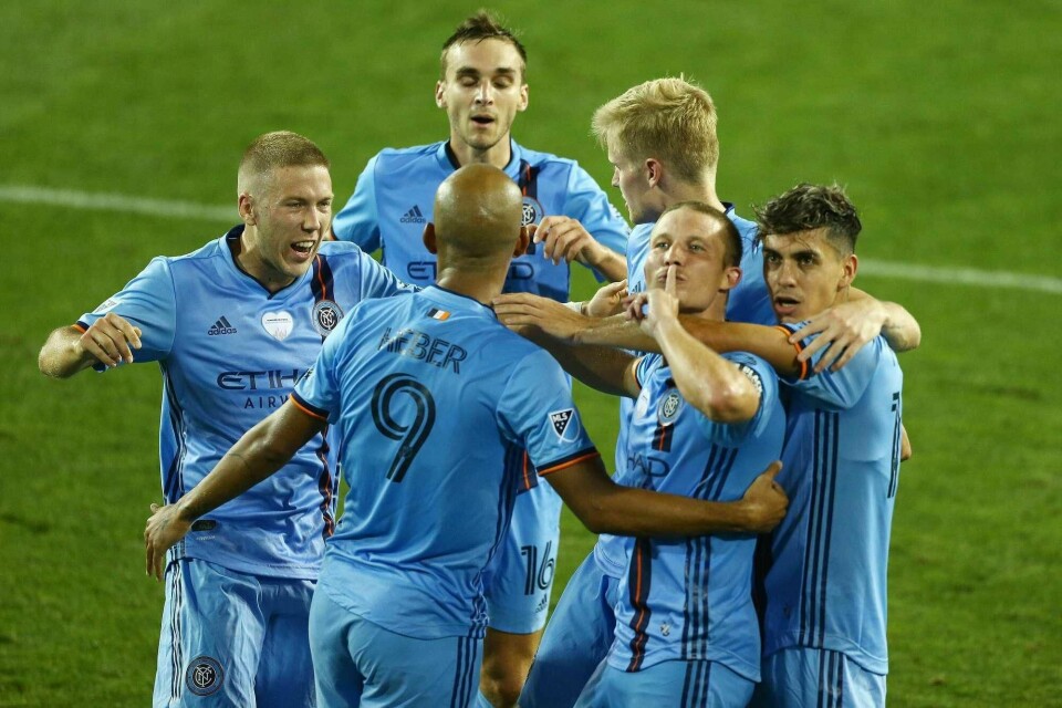Alexander Ring feirer sammen med lagkameratene i New York City FC etter målet som ga laget og trener Ronny Deila en etterlengtet seier.