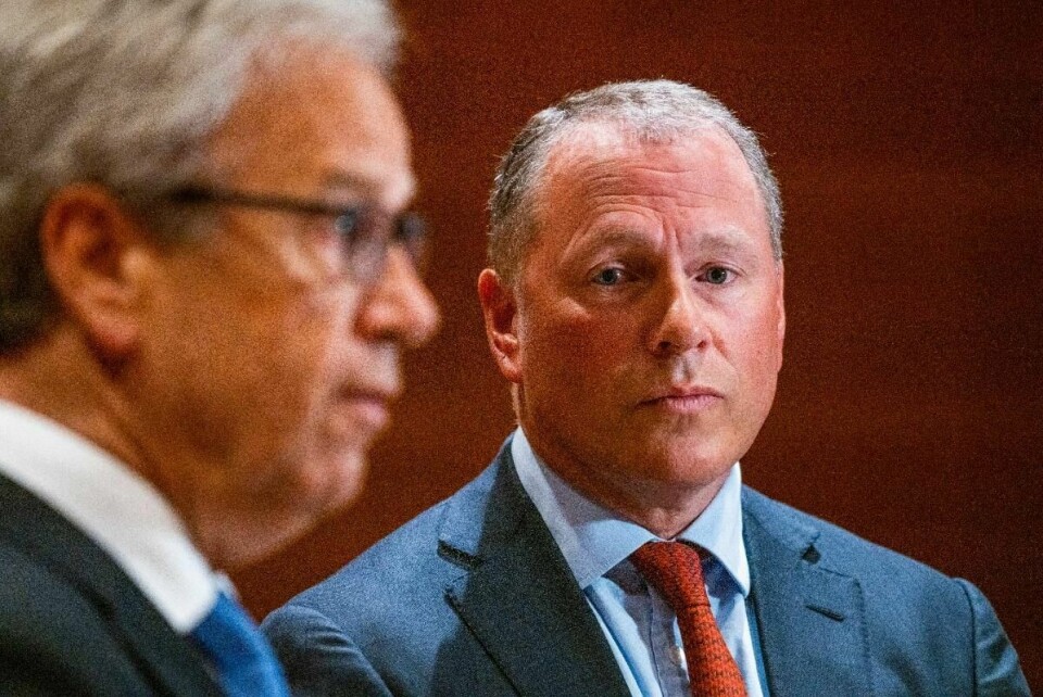 Sentralbanksjef Øystein Olsen (t.v.) og Nicolai Tangen møter mandag kveld pressen etter et krisemøte i hovedstyret i Norges Bank.