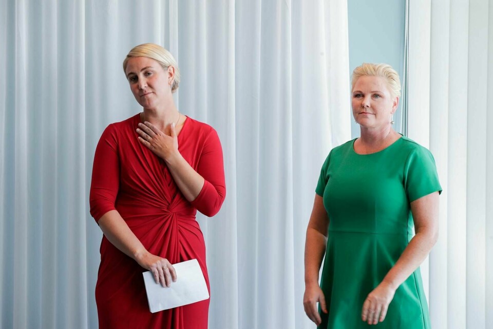 Tonje Brenna (t.v.) fra Arbeiderpartiet og Anne Beate Tvinnereim i Senterpartiet sikrer flertall i Viken fylkesråd for å støtte E-18-prosjektet. Det blir slutten for dagens fylkesråd i Viken. Foto: Vidar Ruud/NTB scanpix