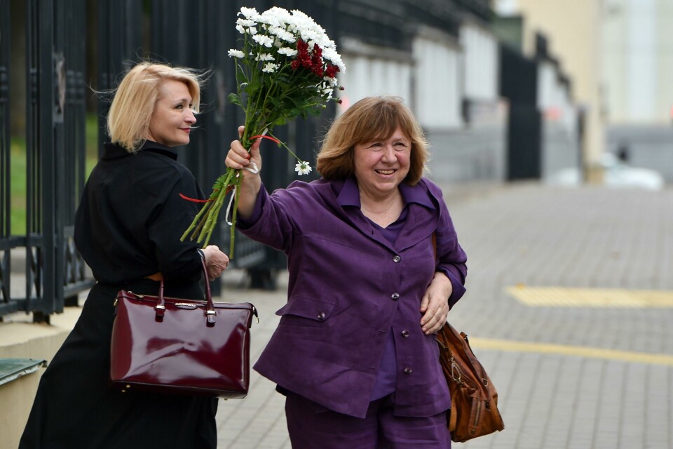 Svetlana Aleksijevitsj måtte møte til avhør i Minsk på onsdag. Hun nektet å svare etterforskerne og mener presidenten må gå av. Nobel Literature Prize winner and the opposition's Coordination Council's presidium member Svetlana Alexievich, who was summoned for questioning as a witness in a criminal probe over the setting up of the council that seeks to oversee a peaceful transition of power, arrives at the Investigative Committee in Minsk on August 26, 2020. (Photo by Sergei GAPON / AFP)