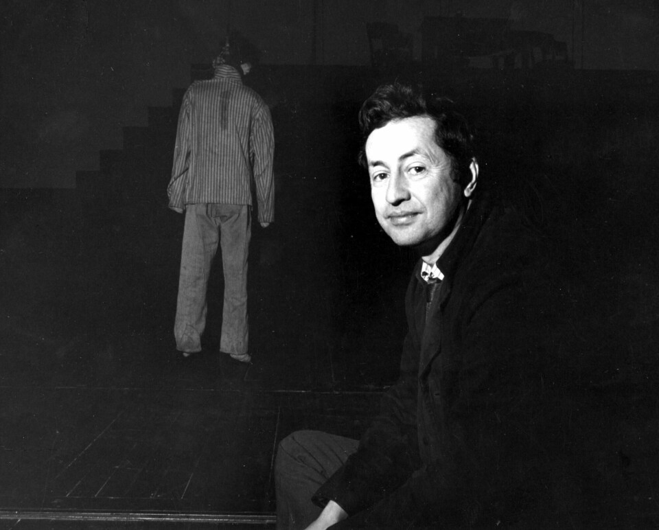 Den norske forfatteren og dramatikeren Jens Bjørneboe (1920-76) OSLO; 1965. Forfatter Jens Bjørneboe (1920-1976). I et angrep på norsk fengselsvesen skriver Bjørneboe skuespillet ''Elegi for en hengt broder''. Stykket spilles på Oslo Nye Teater. Her er forfatteren fotografert under prøvene på stykket. I bakgrunnen ser man en ''hengt'' dukke.
Foto: Aktuell / SCANPIX / Sverre A. Børretzen