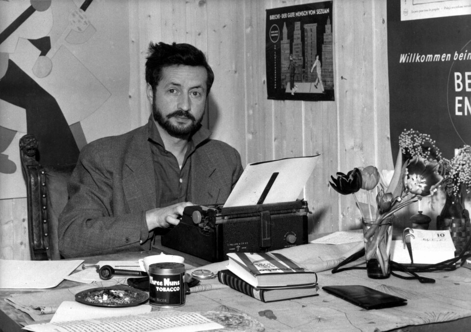 Den norske forfatteren og dramatikeren Jens Bjørneboe (1920-76) Oslo 19610206. Forfatteren Jens Bjørneboe ved skrivemaskinen.
Foto: NTB / Arkiv