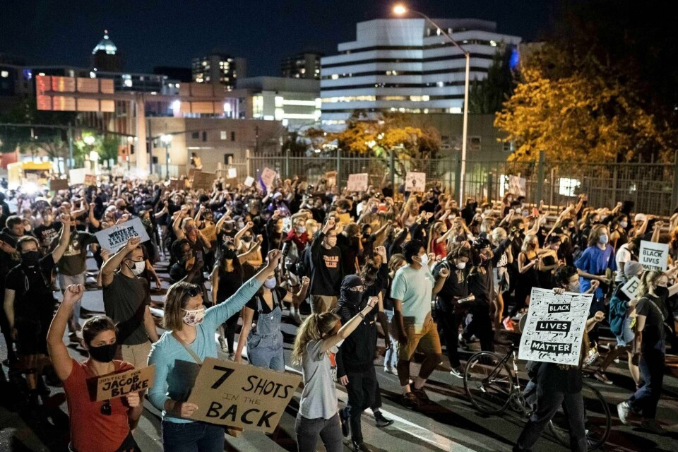 Protestene fortsetter i Portland på fredelig vis, mens president Trump overveier om han skal sette inn styrker for å ende demonstrasjonene.