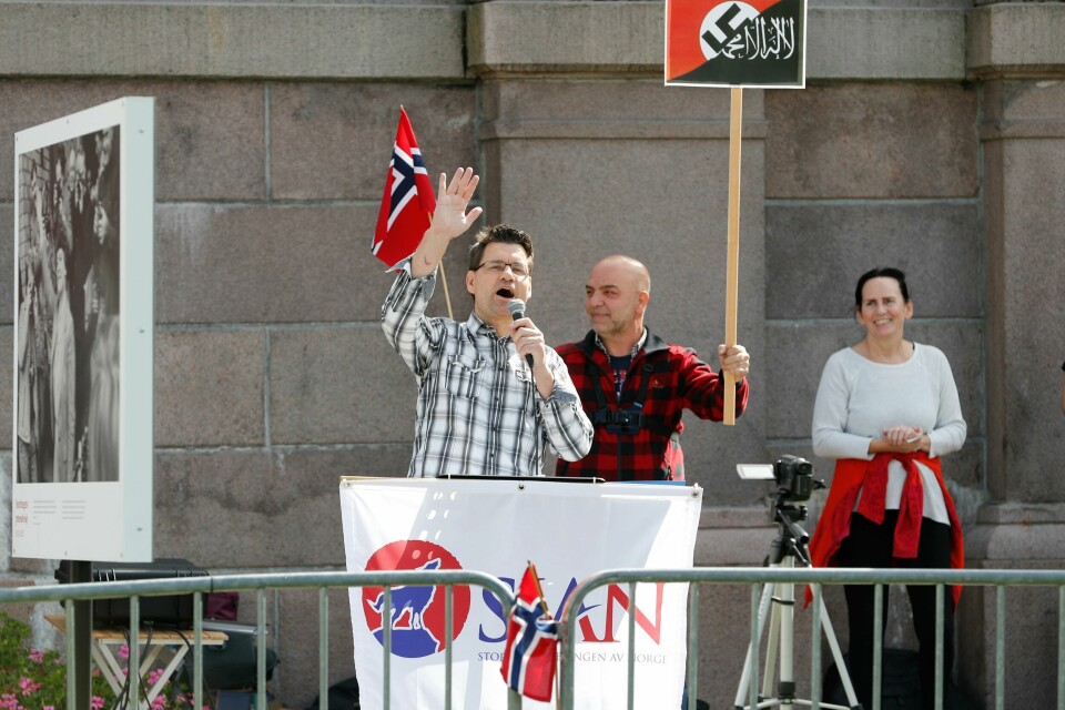 Et massivt politioppbud sørger for å stagge motdemonstranter og Sian-tilhengere. Foto: Jil Yngland / NTB scanpix Oslo 20200829. Stig Andersen taler under markeringen til Stopp Islamiseringen av Norge - SIAN - på Eidsvolls plass foran Stortinget.Foto: Geir Olsen / NTB scanpix
