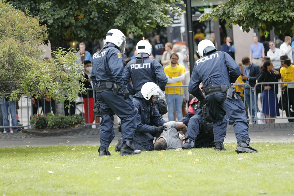 Oslo 20200829. Stopp Islamiseringen av Norge - SIAN - holder markering på Eidsvolls plass foran Stortinget. Et massivt politioppbud sørger for å stagge motdemonstranter og SIAN tilhengere.Foto: Geir Olsen / NTB scanpix Oslo 20200829. Stopp Islamiseringen av Norge - SIAN - holder markering på Eidsvolls plass foran Stortinget. Et massivt politioppbud sørger for å stagge motdemonstranter og SIAN tilhengere.Foto: Geir Olsen / NTB scanpix