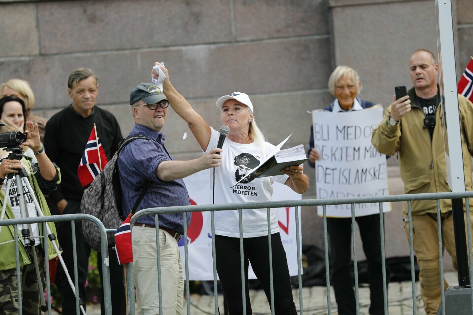 Fanny Bråten river i stykker koranen under Stopp Islamiseringen av Norges (Sian) markering på Eidsvolls plass foran Stortinget. Et massivt politioppbud sørger for å stagge motdemonstranter og Sian-tilhengere.