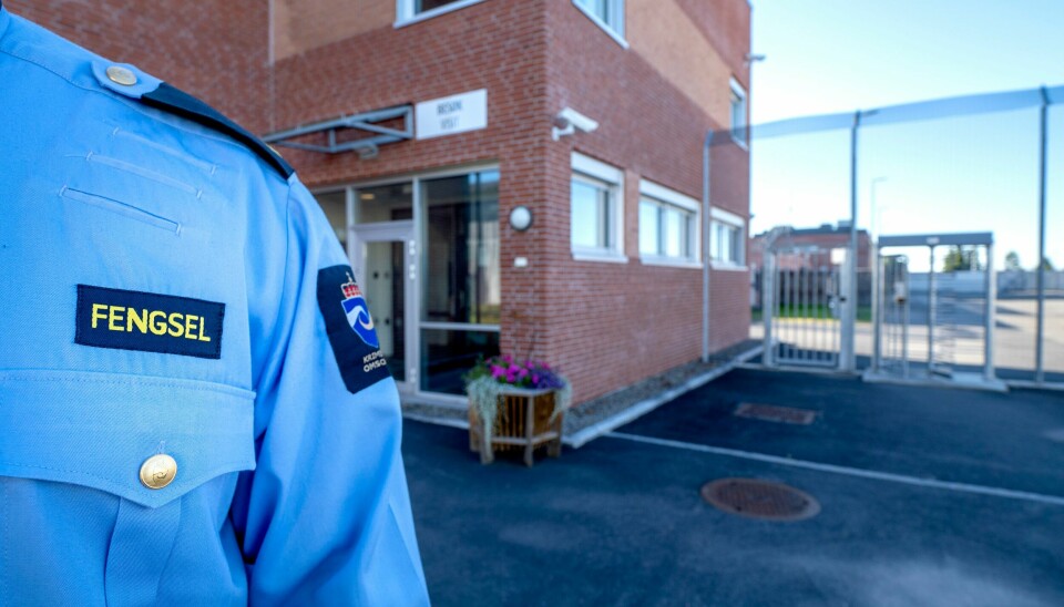 I mai var det over 3000 innsatte i norske fengsler. I tillegg var det 272 personer som sto i soningskø. Bildet viser en ansatt foran et fengsel. I januar var det 183 kvinnelige innsatte i norske fengsler. Det er en økning på 14 prosent sammenlignet med året før