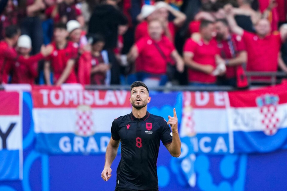 Albanias Klaus Gjasula jubler etter utligningen på overtid. Klaus Gjasula så ut til å bli matchvinner for Kroatia med et selvmål, men på overtid berget han 2-2 for Albania. Her feirer han scoringen med skuffede kroatiske tilhengere i bakgrunnen. Foto: Ebrahim Noroozi, AP / NTB