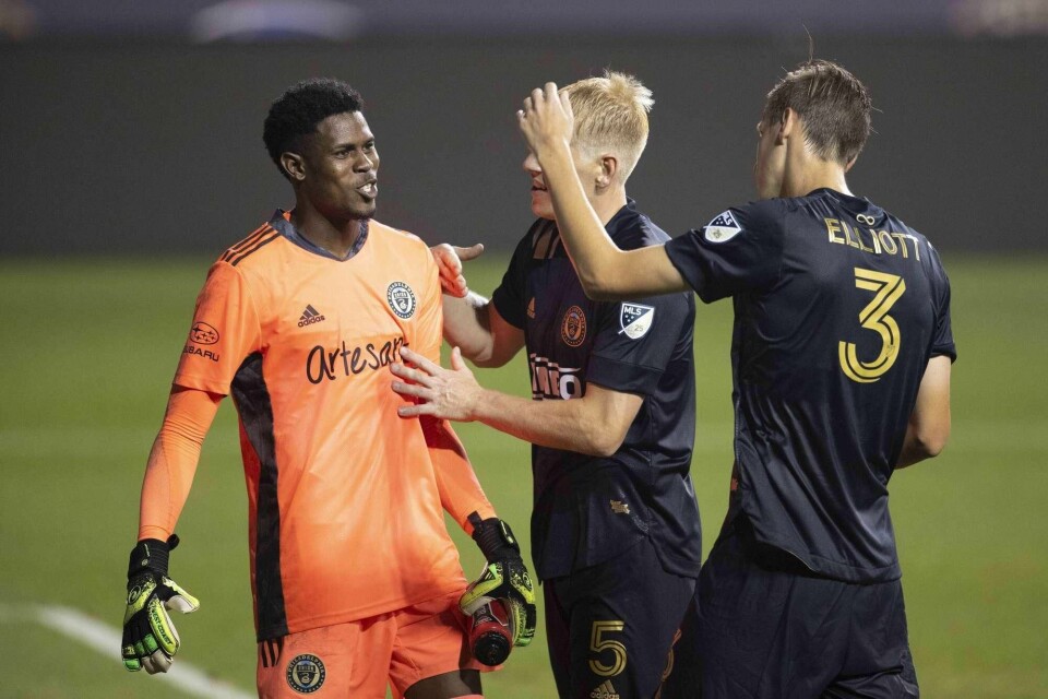 Jakob Glesnes (midten) feirer seieren over Ola Kamaras DC United med lagkameratene Andre Blake (keeper) og Jack Elliot.