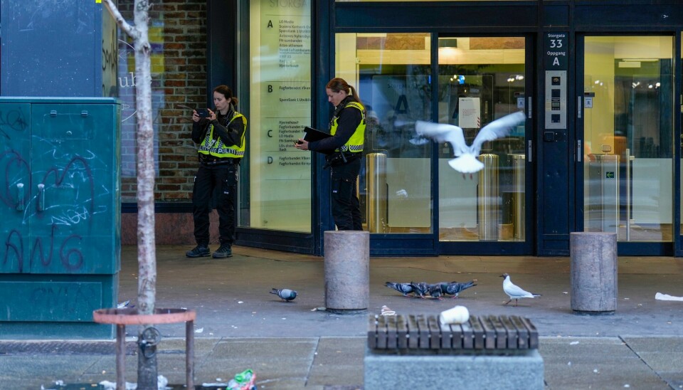 Politi på stedet der det ble avfyrt skudd i Storgata i Oslo natt til torsdag. Politi på stedet der det skal ha blitt avfyrt skudd i Storgata i Oslo. En person er pågrepet og et våpen er beslaglagt. Foto: Fredrik Varfjell / NTB