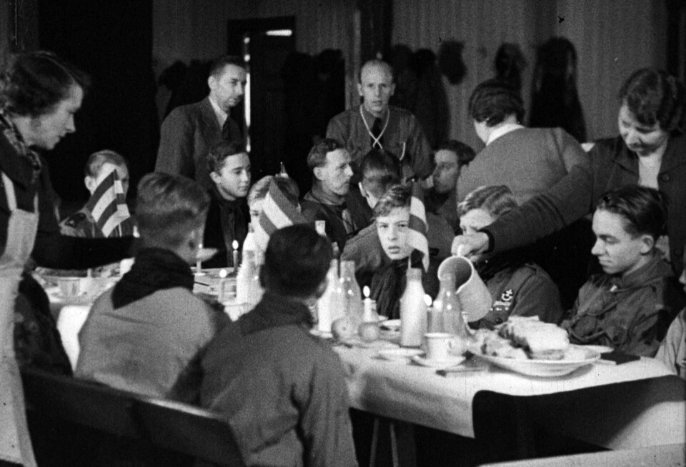 Verden Rundt var Norges første lydfilmavis og ble spilt på Paladsteateret kino på Karl Johan årene 1930- 1941, først ukentlig, men etter hvert hver dag. I 1938 var danske speidere som smakte på Oslofrokosten en av nyhetsfilmene. Verden Rundt var Norges første lydfilmavis og ble spilt på Paladsteateret kino på Karl Johan årene 1930- 1941, først ukentlig, men etter hvert hver dag. I 1938 var danske speidere som smakte på Oslofrokosten en av nyhetsfilmene.