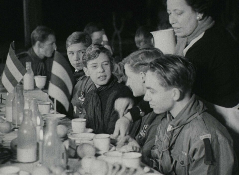 En tropp med danske speidere på Norgesbesøk i 1938 fikk prøvesmake denne berømte Oslofrokosten. Prøvesmakinga ble vist på Paladsteateret kino på Karl Johan som del av de populære En tropp med danske speidere på Norgesbesøk i 1938 fikk prøvesmake denne berømte Oslofrokosten. Prøvesmakinga ble vist på Paladsteateret kino på Karl Johan som del av de populære