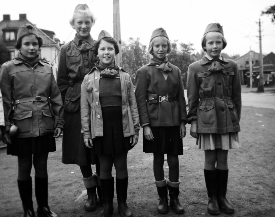 Jentespeidere på vei til speidertur ved Holtet stasjon i oktober 1951. Foto: Leif Ørnelund, Oslo Museum Jentespeidere på vei til speidertur ved Holtet stasjon i oktober 1951. Foto: Leif Ørnelund, Oslo Museum