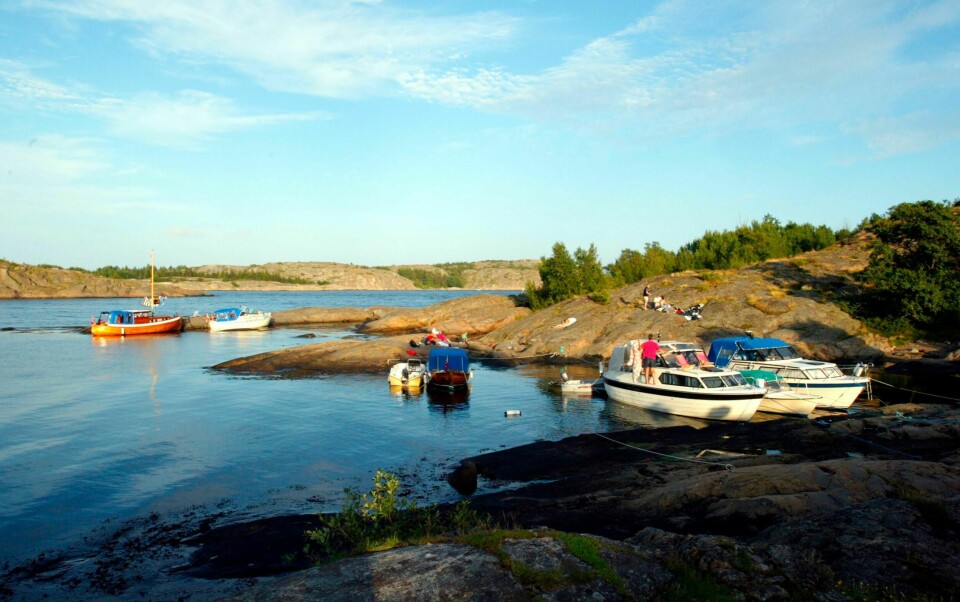 KYSTEN UTENFOR TJØME 20020802 :
Nordmenn ferierer i båt som aldre før. Båtliv. Båtferie. Småbåter. Norsk kyst. Skjærgård.
Foto: Lise Åserud / SCANPIX (FRB)