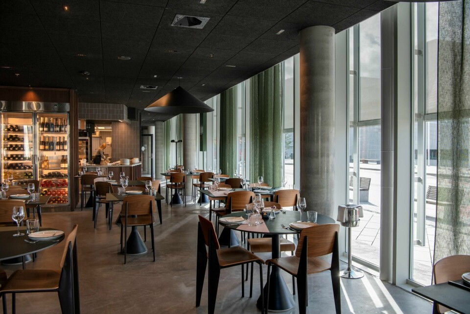 Dette er den stilfulle delen av Centropa, med utsikt mot Operaen. På den andre siden av lokalet har man fri utsikt mot svingdørene som står og spinner.