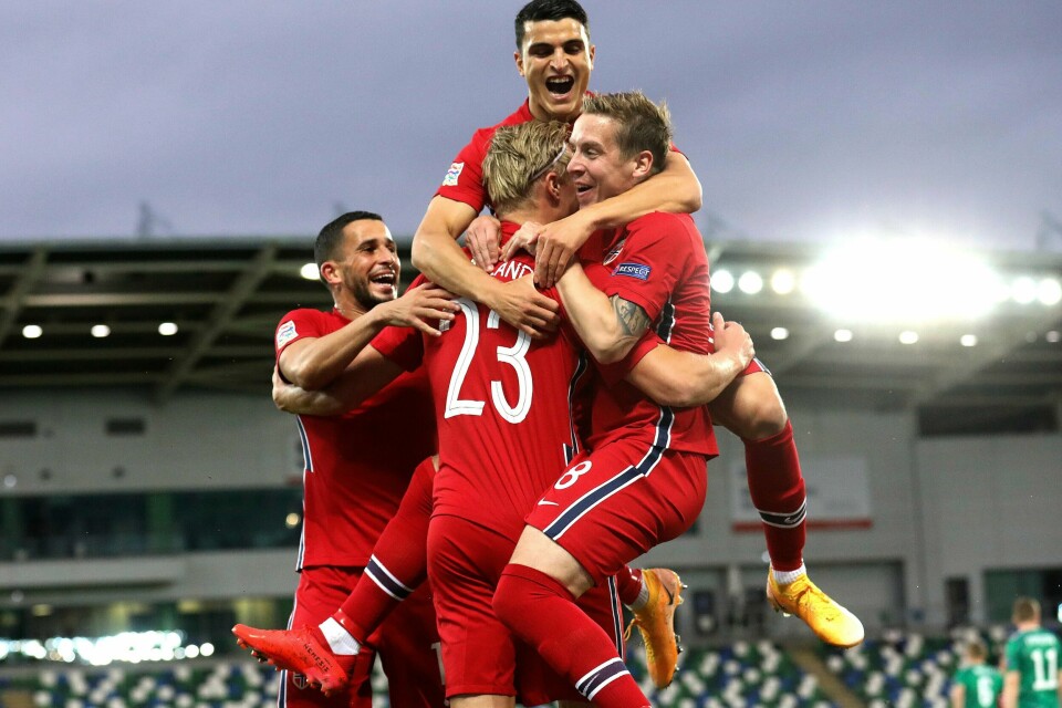 Norsk scoringsjubel i nasjonsligakampen mot Nord-Irland. Her gratuleres Erling Braut Haaland (23) med sin scoring av Omar Elabdellaoui, Mohamed Elyounoussi og Stefan Johansen. Foto: Peter Morrison, AP / NTB scanpix