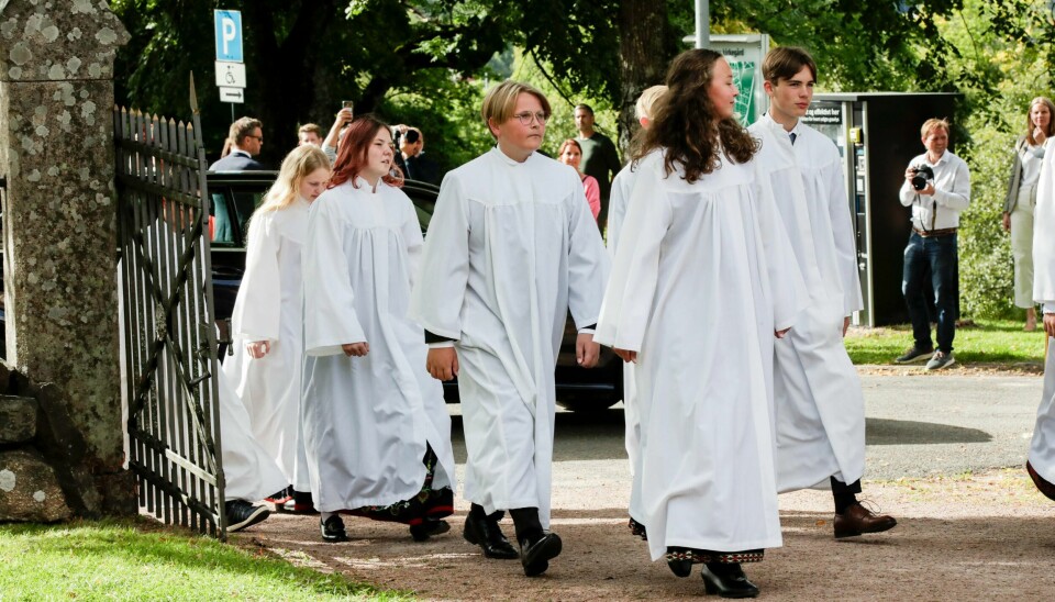 Prins Sverre Magnus utenfor Asker kirke.