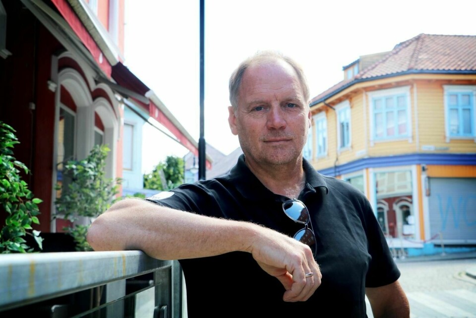 - De som vil feste fester uansett, og vi er skuffet over at de ikke åpner igjen, sier daglig leder i Gaffel & Karaffel og styremedlem i NHO Reiseliv, Bjørn Erik Sandvaag. Han er en av mange bransjefolk som reagerer på regjeringens forbud mot å skjenke etter midnatt. Foto: Kathinka Skott Hansen