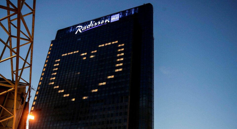 Radisson Blu Oslo Plaza dannet et hjerte i vinduene drøye to uker inn i koronamørket. Hotellbransjen og reiselivsnæringen i Oslo sliter fortsatt kraftig. Foto: Vidar Ruud/NTB scanpix