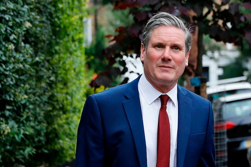 Keir Starmer utenfor sitt hjem i London, på vei til spørretimen i parlamentet. Starmer tok over som partileder i Labour like etter at koronapandemien brøt ut.