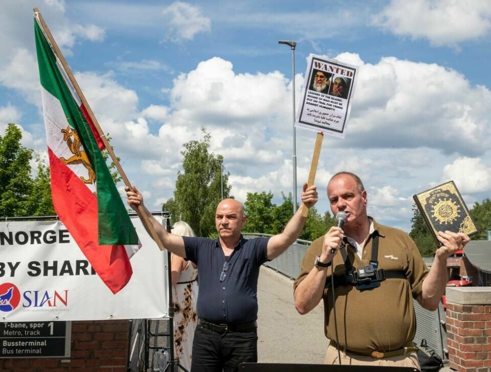 Leder Lars Thorsen th. i Stopp islamiseringen i Norge (SIAN) med stand på og demonstrasjon på Mortensrud. Ved flere anledninger har Sian-medlemmer satt fyr på Koranen. Foto: Terje Pedersen / NTB scanpix Foto: Terje Pedersen