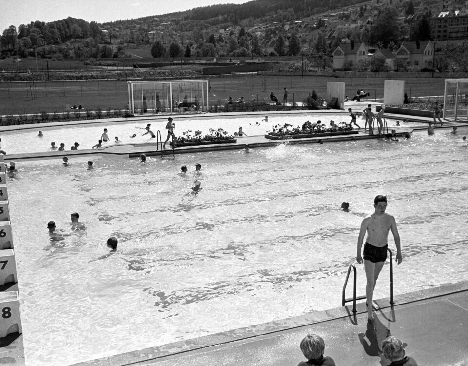 Marienlystbadet i Drammen, rett etter åpningen i 1965. Vi stupte fra sukkerbitene, men måtte passe oss så vi ikke var i veien for de voksne mosjonistene. Foto: Norsk Folkemuseum Marienlystbadet i Drammen, rett etter åpningen i 1965. Vi stupte fra sukkerbitene, men måtte passe oss så vi ikke var i veien for de voksne mosjonistene. Foto: Norsk Folkemuseum
