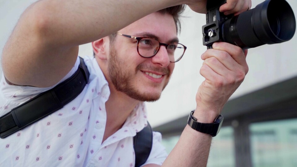 Henrik Holt (27) driver tinderbilder.no.