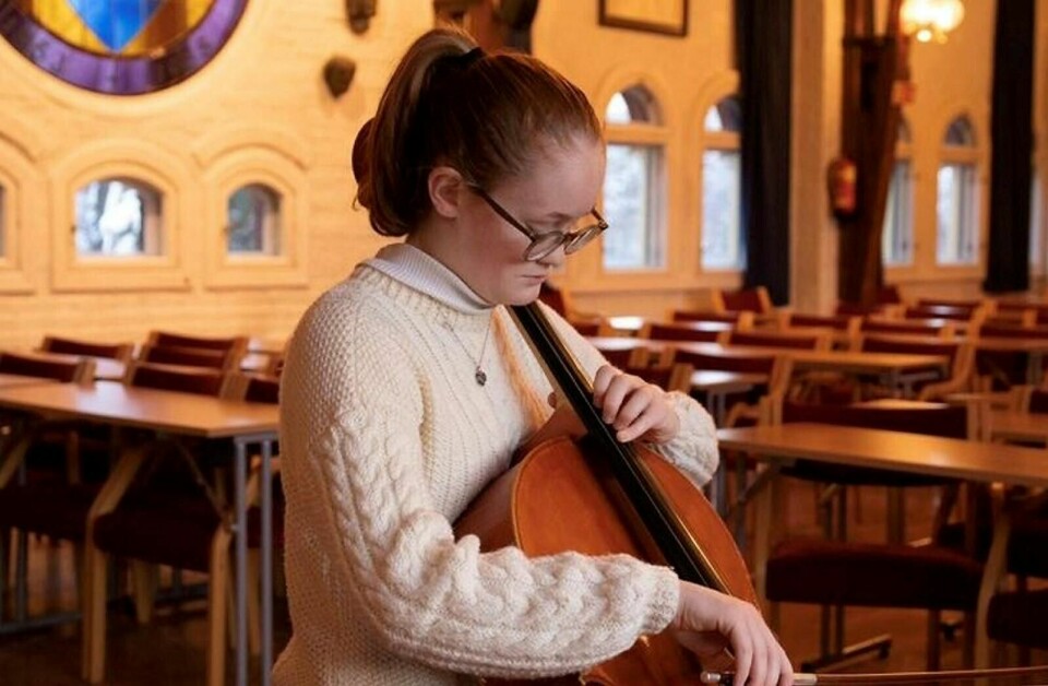 Nora Dahl Nilsen studerer utøvende musikk med cello som hovedinstrument på Barratt Due musikkinstitutt. Foto: Samira Chami