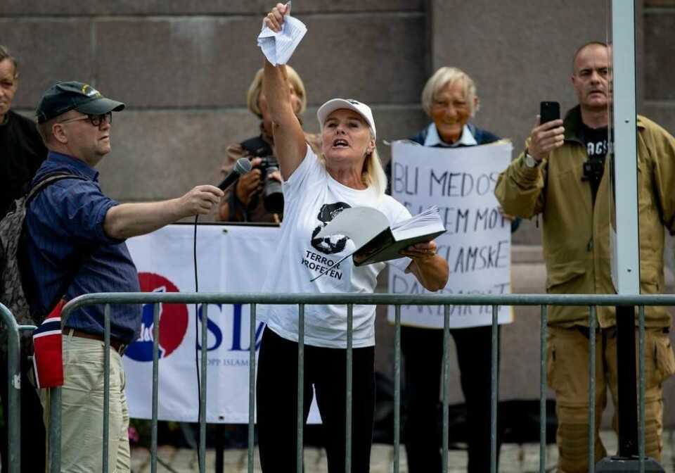 Fanny Bråten krenket Koranen da Sian hadde det de kalte «krenkefest» og markering på Eidsvolls plass foran Stortinget lørdag 29. august. Bak henne står SIAN-leder Lars Thorsen. Foto: Geir Olsen/NTB scanpix. Foto: Geir Olsen