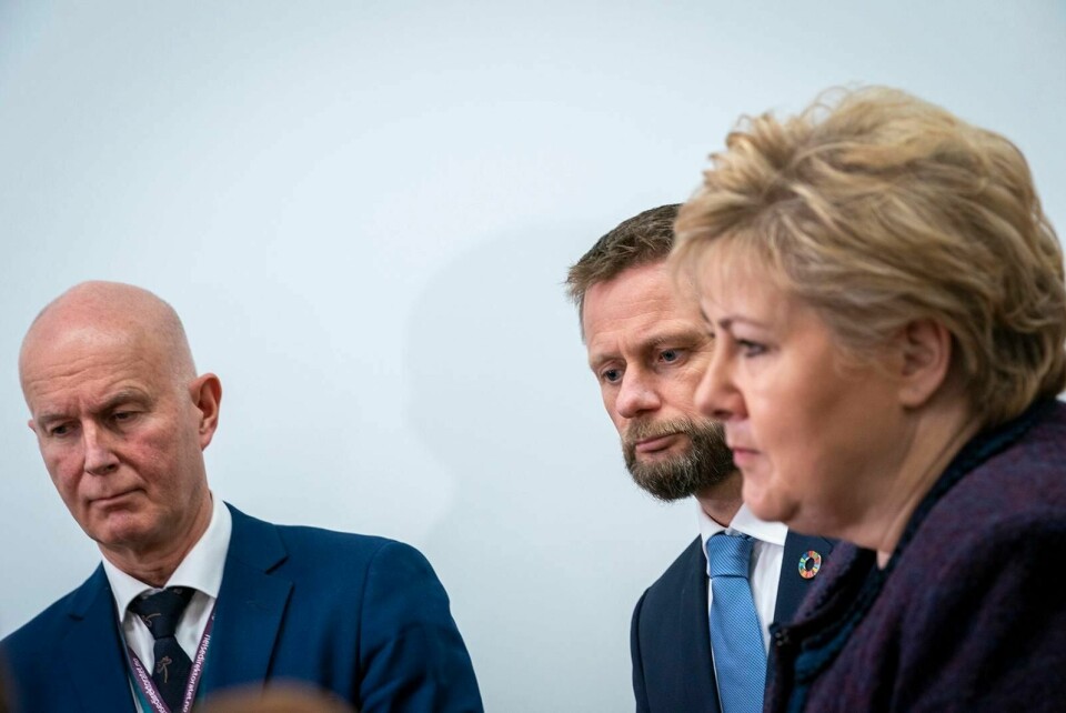 Statsminister Erna Solberg (t.h.) og helse- og omsorgsminister Bent Høie (i midten) sammen med direktør i Helsedirektoratet Bjørn Guldvog under et besøk til Beredskapsutvalget mot biologiske hendelser om morgenen 12. mars. Samme dag besluttet regjeringen å stenge ned Norge. Foto: Heiko Junge/NTB scanpix