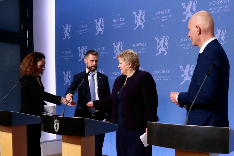 Helseminister Bent Høie (i midten) avverger håndhilsing mellom direktør i Folkehelseinstituttet Camilla Stoltenberg (t.v.) og statsminister Erna Solberg (t.h.). Helsedirektør Bjørn Guldvog var også til stede på denne første pressekonferansen etter at regjeringen hadde besluttet å stenge ned Norge. Foto: Lise Åserud/NTB scanpix