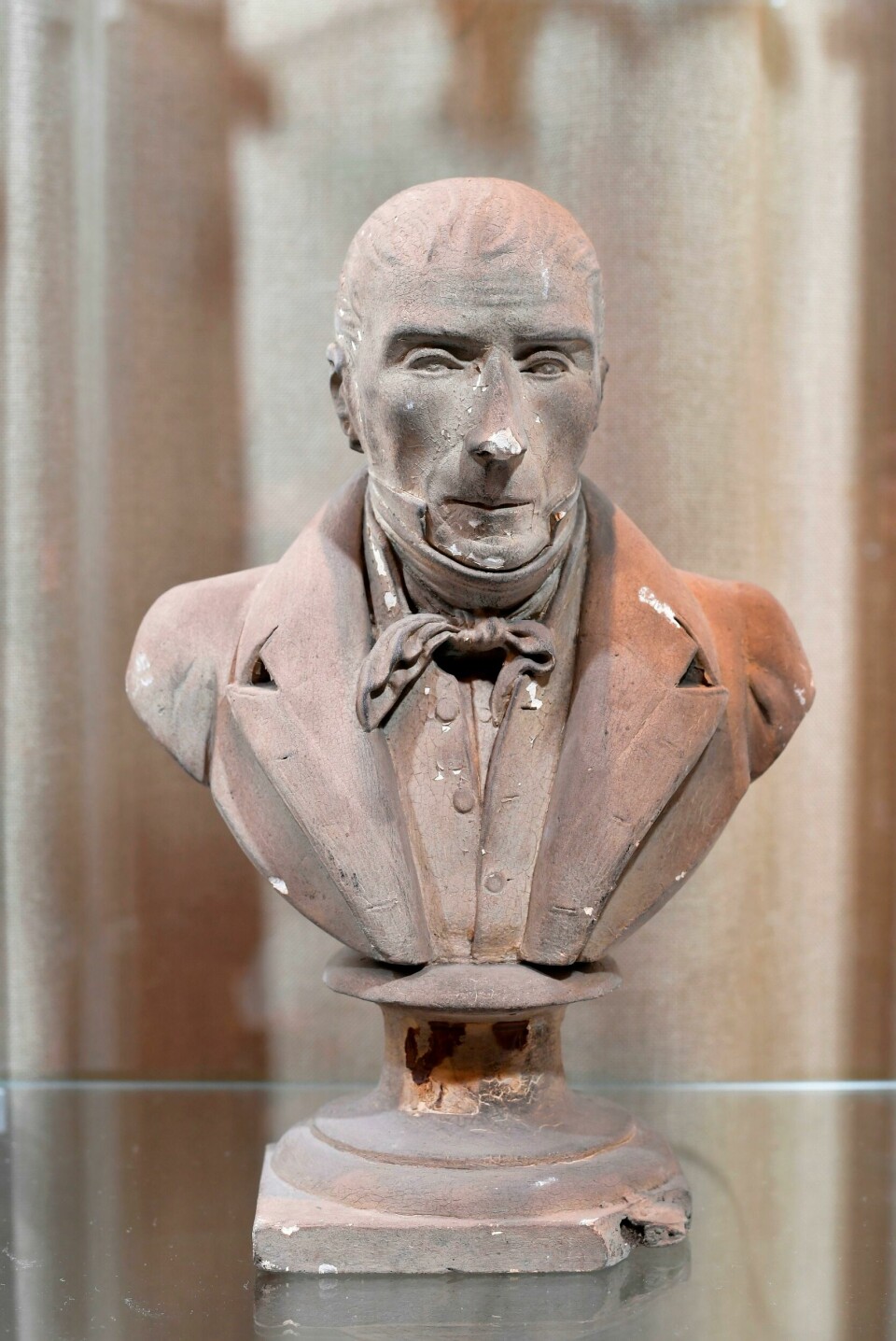 Byste av hjertets tidligere eier, Pierre David. Foto: AFP / NTB scanpix A bust of Mayor Pierre David is pictured at the city's Museum of Fine Arts on September 3, 2020, in Vervier. - An ornate fountain in Verviers, eastern Belgium, has given up an object it held for more than a century: the heart of the city's first mayor.The organ, sealed in a jar of alcohol inside a small zinc casket, was found during renovation of the fountain. The casket is now on show in the city's Museum of Fine Arts. Mayor Pierre David died in 1839, but the fountain named after him was only inaugurated in 1883. An engraving on the casket says it was placed in the monument at the time.'The heart of Pierre David was solemnly placed in the monument on 25 June 1883'. (Photo by JOHN THYS / AFP)