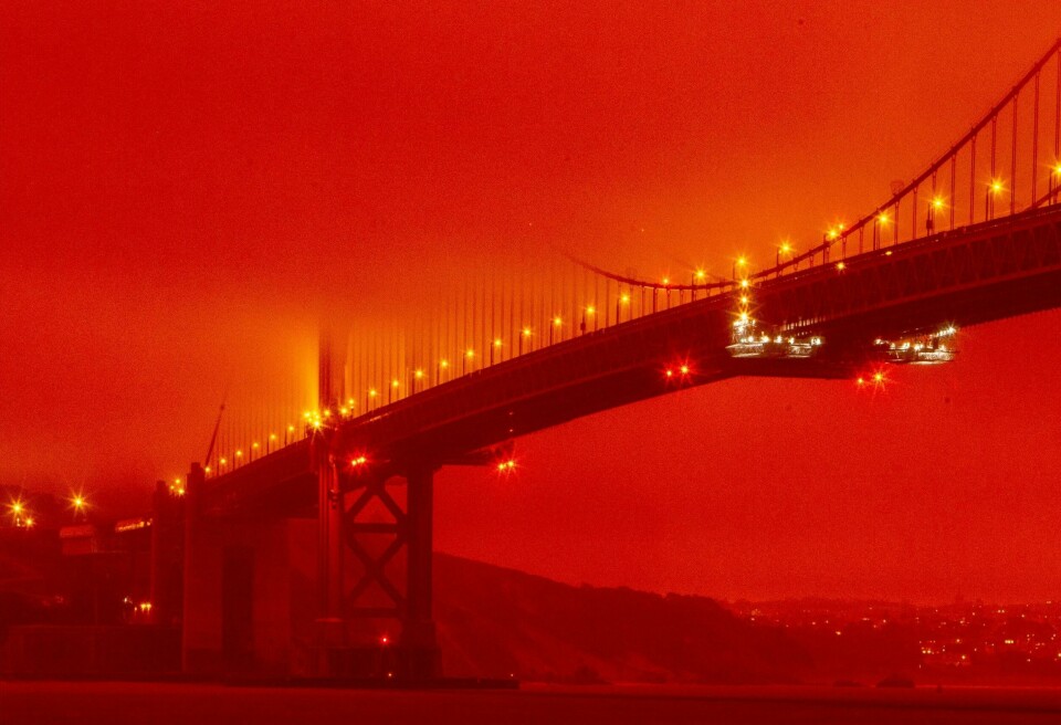 Røyken ligger tungt over Golden Gate Bridge i San Francisco - bildet er tatt klokken 11 på formiddagen.