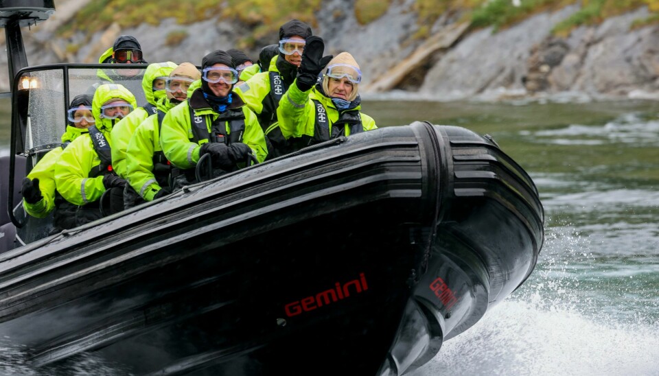 Statsminister Jonas Gahr Støre vinker fra rib-turen på vei til Saltstraumen. Til venstre: Sveriges statsminister Ulf Kristersson og bak Finlands president Alexander Stubb. Statsminister Jonas Gahr Støre vinker fra rib-turen på vei til Saltstraumen. Til venstre: Sveriges statsminister Ulf Kristersson og bak Finlands president Alexander Stubb. Foto: Jan Langhaug / NTB
