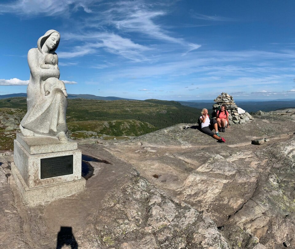 1020 meter over havet skuer denne Madonna-statuen utover flotte fjellområder med Gaustatoppen i vest og Norefjell/ Eggedalsfjellet i nord. Foto: Christine Baglo/visitnorway.com/NTB scanpix 1020 meter over havet skuer denne Madonna-statuen utover flotte fjellområder med Gaustatoppen i vest og Norefjell/ Eggedalsfjellet i nord. Foto: Christine Baglo/visitnorway.com/NTB scanpix