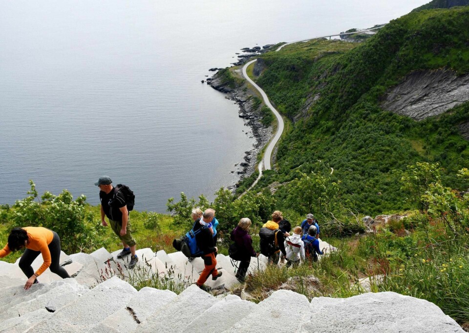 Flere hundre turister går daglig opp sherpatrappa til Reinebringen i Lofoten. Reinebringen er ikke det høyeste fjellet i Lofoten, men er kjent for å ha særdeles fin utsikt. Foto: Rune Stoltz Bertinussen/NTB scanpix