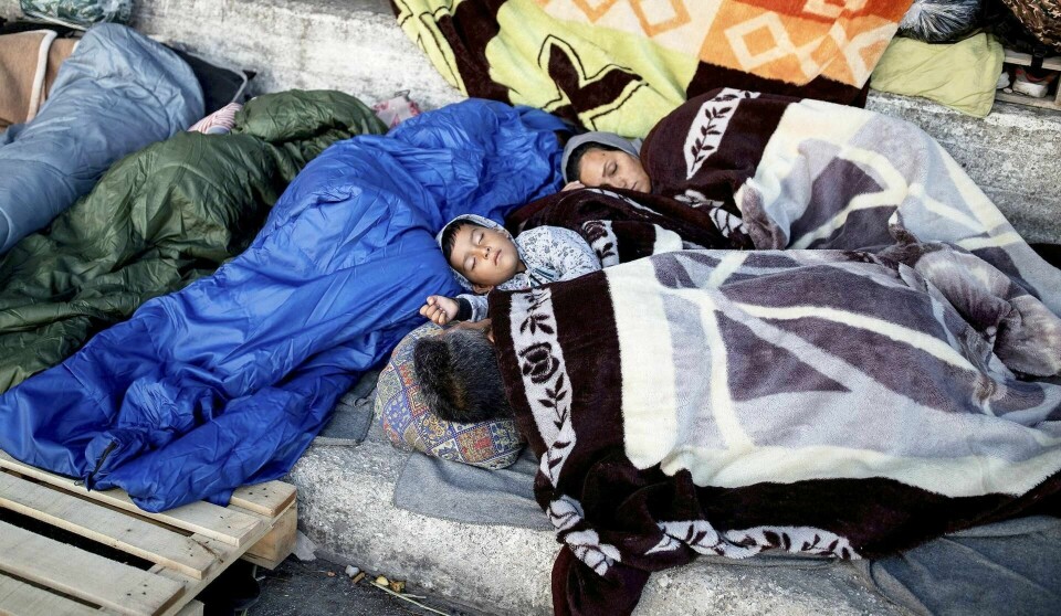 Flyktninger fra den ødelagte Moria-leiren sover langs veien på Lesvos. «Moria har gått fra en situasjon der det var mulig å handle, til en total krise», skriver Kaia Storvik. Foto: Alkis Konstantinidis/NTB scanpix