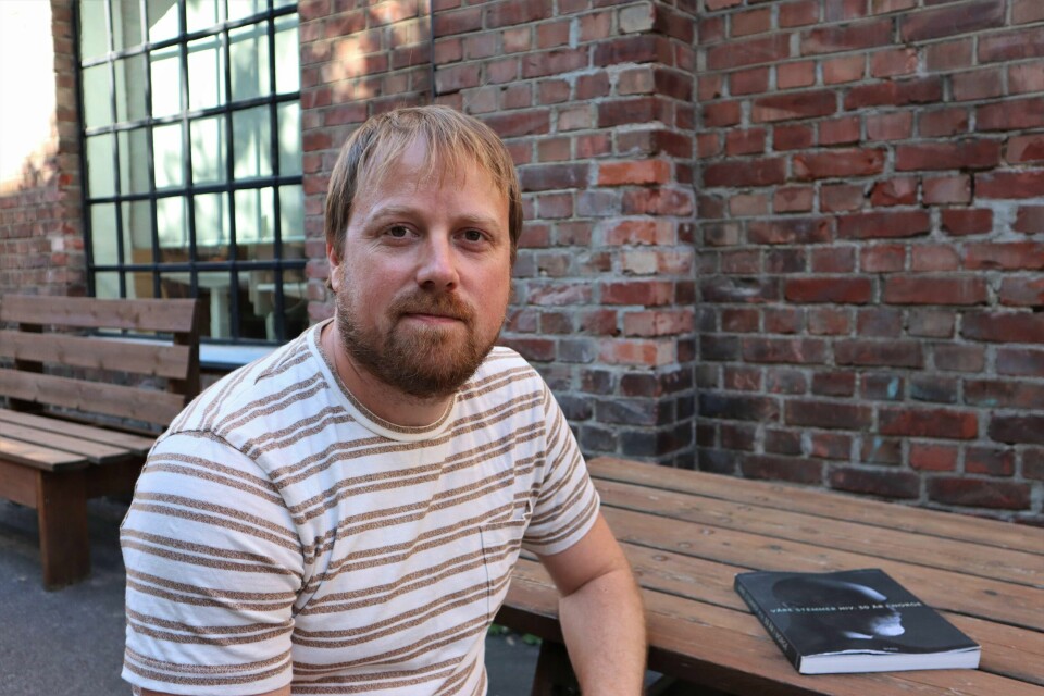 Journalist og forfatter Jørgen Jelstad vokste opp med en mor som etter hvert var så alvorlig syk av ME, at hun måtte sondemates. Til våren kommer hans andre bok om sykdommen.