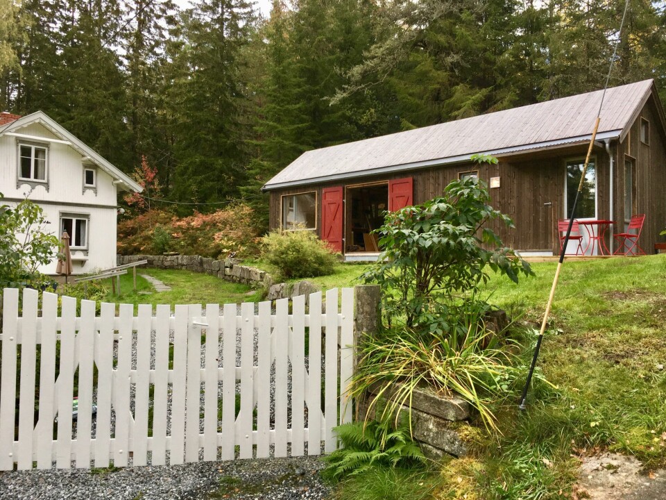 En gammel stenhoggerbolig på Fagerholt utenfor Halden er nå i bruk som fritidsbolig. Uthuset var bygd veldig enkelt, i flere etapper, og sto for nedfalls. Forrige eier var imidlertid en samler, og det var lagret mye materialer, dører og vinduer inne i uthuset og mye av det ble brukt i det nye uthuset. En gammel stenhoggerbolig på Fagerholt utenfor Halden er nå i bruk som fritidsbolig. Uthuset var bygd veldig enkelt, i flere etapper, og sto for nedfalls. Forrige eier var imidlertid en samler, og det var lagret mye materialer, dører og vinduer inne i uthuset og mye av det ble brukt i det nye uthuset.